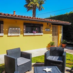  Apartment La Brigata Yellow House Italien